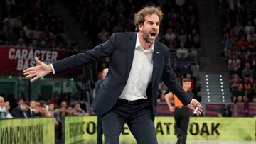 El entrenador del Barcelona, Roger Grimau, reacciona durante el encuentro de la jornada 8 de la Euroliga entre Baskonia y FC Barcelona, este miércoles en el Fernando Buesa Arena, en Vitoria.