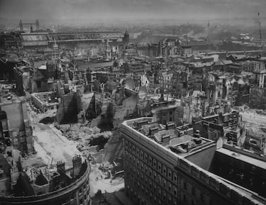 Durante la Segunda Guerra Mundial, Londres fue uno de los principales objetivos de la aviación nazi. Entre 1940 y 1941, la ciudad sufrió intensos bombardeos que destruyeron más de un millón de viviendas y causaron miles de muertes. Barrios enteros quedaron arrasados, y la población se refugió en estaciones de metro y sótanos para sobrevivir.

Aunque los ataques disminuyeron después de 1941, Londres siguió en alerta constante. En 1943, la ciudad era un centro clave de planificación militar aliada y símbolo de resistencia. A pesar de las cicatrices visibles, mantuvo su actividad política y social, y su población mostró una notable capacidad de adaptación frente a la guerra.
