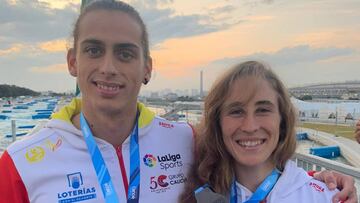 David Llorente y Nuria Vilarrubla posan con las medallas de oro y plata conseguidas en los test ol&iacute;mpicos de Tokio.