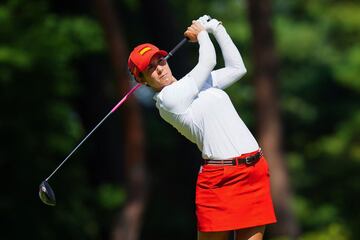 Azahara Mu?oz finaliza el primer d¨ªa del golf en la s¨¦ptima plaza . "Todo lo que sea comenzar bajo par es un buen resultado. Le pegu¨¦ bien al drive y evit¨¦ problemas. Se trata de estar en calle, porque los greenes se han vuelto duros y r¨¢pidos", dec¨ªa tras la jornada.