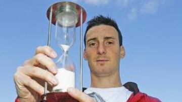 <b>APURANDO LOS GRANOS DE ARENA DEL RELOJ. </b>Aduriz posando ayer para AS.