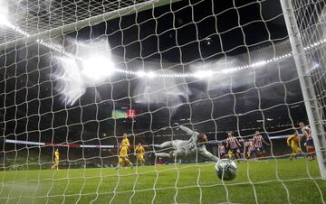 0-1. Leo Messi marcó el primer gol.