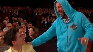 Adam Sandler y Timothée Chalamet juegan un partido de basquet con estudiantes de una preparatoria