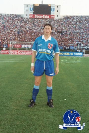 Bicampeón con la U en 1994 y 1995, este ex delantero que no realizó divisiones inferiores administró una confitería en Viña del Mar.