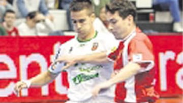 Carlos Anós acosa a Gay.