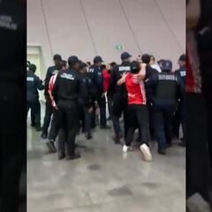 Aficionado de Chivas golpeó por la espalda a policía en el Akron