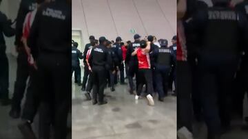 After the game vs América in Concachampions, this fan approached a security guard from behind and punched him in the back of the head before being detained.