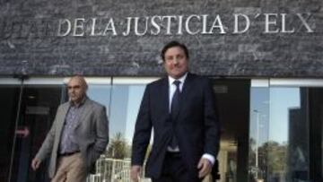 EN LOS JUZGADOS. El presidente del Elche, Jos&eacute; Sepulcre, y su mano derecha en el club, Antonio Rocamora, saliendo de la Ciudad de la Justicia de Elche el pasado 18 de noviembre de 2014.
 