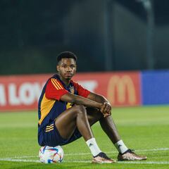 El padre de Ansu estalla: “De aquí a un mes nos vemos con Mendes”