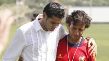 <b>CERCANO. </b>Hierro abraza a Luis Milla, seleccionador Sub-21