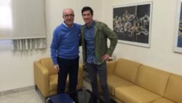 Joan Barreda posa con el diputado provincial de Deportes de Castellón, Luis Martínez, antes de poner rumbo al Rally Dakar 2016