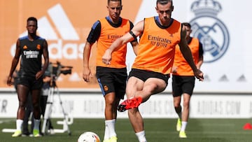 Bale y Hazard, durante el &uacute;ltimo entrenamiento del Madrid en Valdebebas.