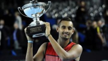 Nick Kyrgios posa con el trofeo del Open 13Provence tras derrotar en la final de Marsella a Marin Cilic y lograr su primer título en el circuito ATP.