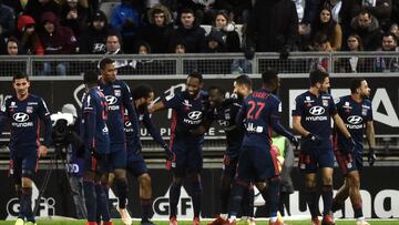 Lyon&#039;s Belgian defender Jason Denayer (4th L) is congratuled by his teammates after scoring during the French L1 football match between Amiens and Lyon on January 27, 2019 at the Licorne stadium in Amiens. (Photo by FRANCOIS LO PRESTI / AFP)