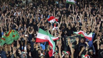 Hombres en la grada de un estadio de Ir&aacute;n. 