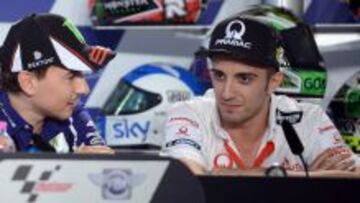 Lorenzo charla con Iannone en Mugello.