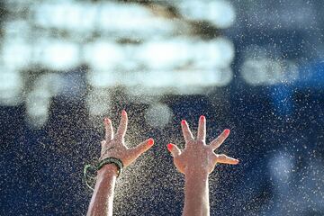 La arena vuela mientras la alemana Margareta Kozuch intenta bloquear un tiro en el partido de octavos de final de su voleibol de playa femenino entre Alemania y Brasil durante los Juegos Olímpicos de Tokio 2020