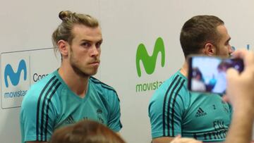Bale llegó tarde y después se sentó solo y con esta cara...