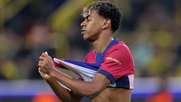 DORTMUND (Germany), 15/04/2025.- Lamine Yamal of Barcelona gestures during the UEFA Champions League quarter-finals, 2nd leg soccer match between Borussia Dortmund and FC Barcelona, in Dortmund, Germany, 15 April 2025. (Liga de Campeones, Alemania) EFE/EPA/CHRISTOPHER NEUNDORF