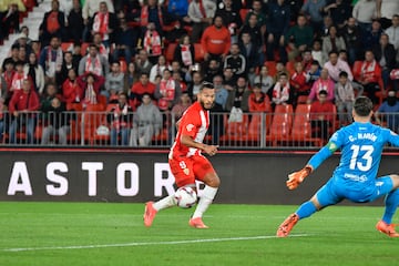 Luis Suárez, gol y asistencia.