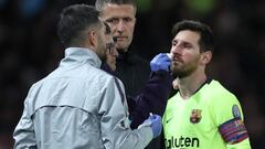 Soccer Football - Champions League Quarter Final First Leg - Manchester United v FC Barcelona - Old Trafford, Manchester, Britain - April 10, 2019  Barcelona&#039;s Lionel Messi receives medical attention after sustaining an injury             Action Imag