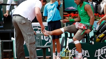 Spain's Rafael Nadal receives medical care during his match against Finland's Jarkko Nieminen at the French Open tennis tournament at Roland Garros in Paris May 30, 2008. REUTERS/Regis Duvignau (FRANCE)  
AMPOLLAS LESION
PUBLICADA 31/05/08 NA MA35 3COL