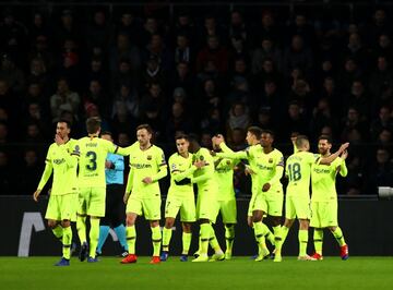 0-1. Leo Messi celebró el primer gol.