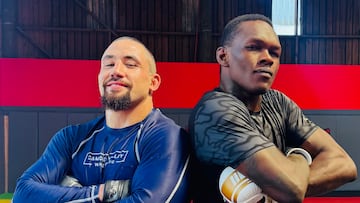 Robert Whittaker e Israel Adesanya posan tras su entrenamiento.