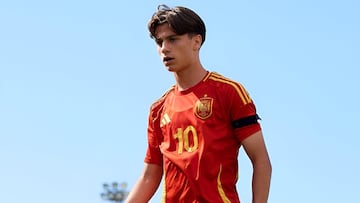 Marco Company, canterano del Real Madrid, con la Rojita.