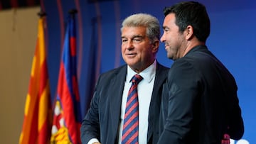 GRAFCAT7806. BARCELONA (ESPAÑA), 03/09/2024.- El presidente del FC Barcelona, Joan Laporta (i) y el director deportivo del FC Barcelona, Anderson Luis de Souza, ' Deco' (d), durante la rueda de prensa en la que aseguró este martes que la entidad está "más fuerte que nunca" y advirtió que "mucho tendrán que trabajar los desestabilizadores de afuera para hacer tambalear una institución que pronto cumplirá 125 años de vida". EFE/ Alejandro García