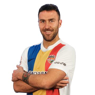 Su ¨²ltimo equipo en el f¨²tbol espa?ol profesional, concretamente en LaLiga SmartBank, fue el Alcorc¨®n, el cual abandon¨® en agosto de 2019. Pero no lo hizo para retirarse. V¨ªctor Casades¨²s (Mallorca, 28/2/1985), que tambi¨¦n ha sido delantero de equipos como el Mallorca, la Real Sociedad o el Levante, milita ahora en el IC d¡¯Escaldes de la Liga de Andorra tras su paso por el FC Andorra.