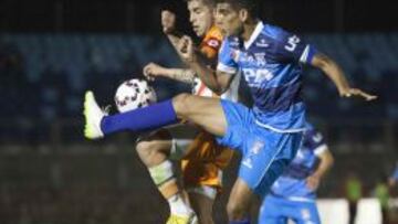 Augusto Barrios, derecha, disputa el balón contra Miguel Escalona.