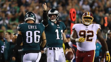 PHILADELPHIA, PA - OCTOBER 23: Quarterback Carson Wentz #11 of the Philadelphia Eagles celebrates a first down during the third quarter of the game at Lincoln Financial Field on October 23, 2017 in Philadelphia, Pennsylvania. Al Bello/Getty Images/AFP
== FOR NEWSPAPERS, INTERNET, TELCOS & TELEVISION USE ONLY ==