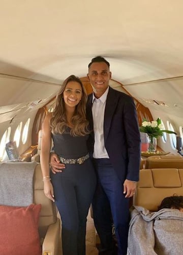 Pasan los años y Keylor Navas y Andrea Salas muestran al mundo su felicidad; ahora que Keylor está de fiesta por su cumpleaños, no podría estar más feliz por tener a sus seres queridos al lado suyo.