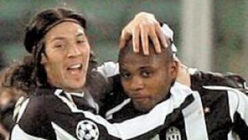 <b>DECIDIÓ EL URUGUAYO. </b>Zalayeta es felicitado por Camoranesi por el gol del martes ante el Ajax.