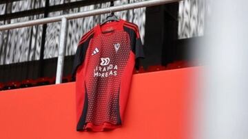 El Mirandés presenta su nueva camiseta con topos rojos y contorno negro