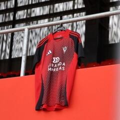 El Mirandés presenta su nueva camiseta con topos rojos y contorno negro