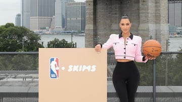 A una semana del lanzamiento de la línea masculina de SKIMS, marca de ropa interior de Kim Kardashian, la socialité anuncia un acuerdo con la NBA.