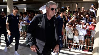 Carlo Ancelotti, entrenador del Real Madrid, a la llegada de la expedición blanca al aeropuerto de Almería.