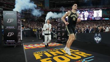 Apr 8, 2024; Glendale, AZ, USA; Purdue Boilermakers center Zach Edey (15) heads to the court to play against the Connecticut Huskies in the national championship game of the Final Four of the 2024 NCAA Tournament at State Farm Stadium. Mandatory Credit: Robert Deutsch-USA TODAY Sports