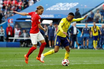 Michael Lang hace falta a Martin Olsson en los ¨²ltimos minutos del encuentro.