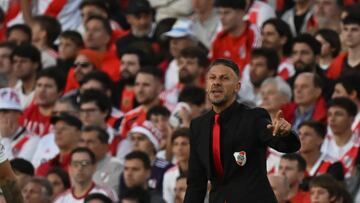 River Plate's head coach Martin Demichelis gives instructions to his players during the Argentine Professional Football League Tournament 2023 match against Boca Junior at El Monumental stadium in Buenos Aires on May 7, 2023. (Photo by Luis ROBAYO / AFP)