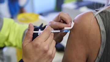 Un sanitario vacuna a una mujer con la dosis de Pfizer en el Wanda Metropolitano, a 19 de mayo de 2021, en Madrid (España). La Comunidad de Madrid comenzó a vacunar el pasado lunes a las personas de entre 50 y 59 años en los hospitales públicos de la región, el Wanda Metropolitano y el Wizink Center.
MADRID;20210519;WANDA METROPOLITANO;{PERSONS};SPAIN;VACUNACIONES WANDA METROPOLITANO;INT;19 MAY 2021;EUROPA PRESS;NEWS;COVID19;A. PEREZ MECA;PRESS
A. Pérez Meca / Europa Press
19/05/2021