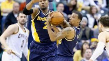 George Hill captura el rebote.