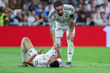 Kylian queda tendido en el suelo sangrando con una brecha en la frente. En la imagen, Dani Carvajal con el jugador francés.