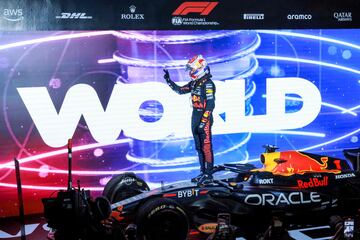 El piloto holandés de Red Bull Racing, Max Verstappen, celebra su tercer título mundial después de la carrera al esprint previa al Gran Premio de Fórmula Uno de Qatar en el Circuito Internacional de Losail.