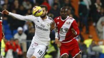 Mohammed Fatau disputa un bal&oacute;n con Nacho 
