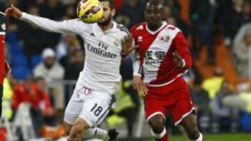 Mohammed Fatau disputa un balón con Nacho