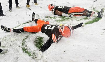 Los jugadores de los Cleveland Browns hacen figuras de ángeles sobre la nive tras ganar su partido a los Pittsburgh Steelers.