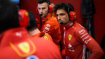 Carlos Sainz, en el box de Ferrari durante el GP de Bélgica de F1.